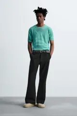 Camiseta de punto color verde con estampado abstracto, corte relaxed fit, cuello redondo, manga corta y terminaciones en rib.