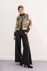 Saco corto dorado con lentejuelas y diseño de corazones.