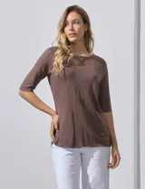 Remera marrón de corte recto, con mangas 3/4 y cuello redondo.