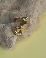 Anillo plateado con forma orgánica irregular, similar a un crustáceo marino.