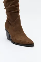 Bota texana de caña alta color negro, con punta fina, taco cuadrado y cierre lateral.