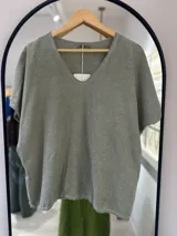 Remera de manga corta con escote en V y calce holgado, color verde seco.