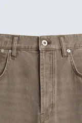 Pantalón de jean color marrón topo, de corte amplio y tiro alto.