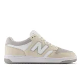 Championes urbanos New Balance modelo BB480, de caña baja, color blanco con detalles en gris y beige, con logo "N" característico en los laterales y suela de goma.