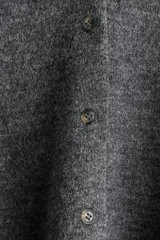 Cárdigan de punto gris oscuro, de manga larga y corte recto, con cuello redondo y cierre frontal de botones.