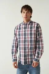 Camisa de manga larga a cuadros rojos y negros, de corte slim fit, con cuello abotonado y logo bordado en el pecho. Confeccionada en algodón.