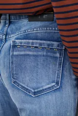 Jean de corte flare con tiro medio, confeccionado en denim de lavado claro con costuras a contratono.