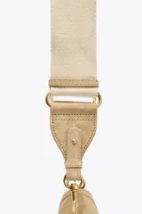 Bolso bandolera de gamuza color beige, con asa corta y correa larga extraíble. Cierre con solapa imantada y bolsillo interno con cierre.