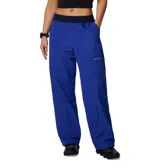 Pantalón negro de mujer, de corte recto y tiro alto, con cintura elástica ajustable con cordón, bolsillos laterales y bolsillo adicional en la pierna. Cuenta con puños ajustables con cordón y forro de malla para mayor transpirabilidad.