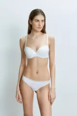 Colaless blanca con borde de encaje.