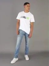 Remera blanca de algodón con cuello redondo y mangas cortas. Estampado gráfico frontal con bloques y secciones de una ciudad en tonos grises y verde neón.