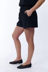 Short casual negro de lino con cintura elástica.