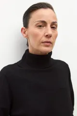 Polera de manga larga color marrón chocolate, con cuello alto tipo tortuga.