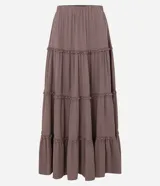 Pollera larga blanca de viscosa con textura plisada y volados horizontales en capas.