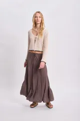 Cardigan de punto crochet color crudo con ajuste frontal con lazos.