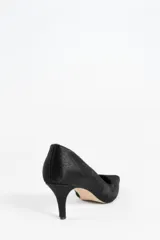 Stiletto de mujer color negro, con acabado de cuero pelo (pelo corto) y punta fina. Posee un taco medio y delgado.