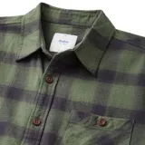 Camisa de franela a cuadros verde y negro, de manga larga, con cuello clásico, cierre frontal con botones y bolsillo en el pecho.