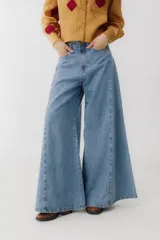 Pantalón jean color borgoña, de corte wide leg y tiro alto.