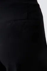 Pantalón culotte negro de pierna ancha.