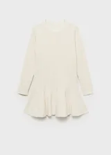 Minivestido blanco de tejido de punto fino con diseño de tablas en la falda, cuello redondo y mangas largas.