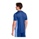 Remera deportiva Under Armour Challenger color azul con paneles laterales en celeste y logo estampado en el pecho.
