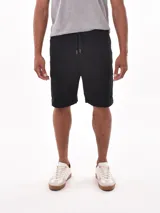 Bermuda cargo negra con bolsillos laterales y cintura ajustable con cordón.