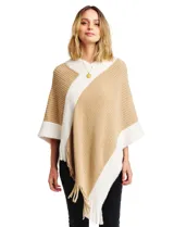 Poncho de tejido soft, color beige y blanco, con diseño cruzado en el frente y cuello en V. Presenta bordes y flecos en color blanco.