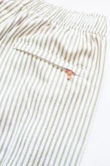 Short de baño a rayas verticales color beige y blanco, con cintura elástica ajustable con cordón, bolsillos laterales y trasero con cierre, y logo bordado en la pierna.