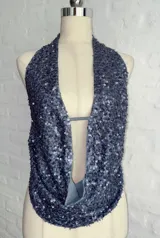 Top con escote halter y espalda descubierta, confeccionado en tela con lentejuelas azules.