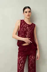 Top de encaje color borgoña sin mangas, con transparencias y diseño floral.