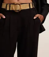 Pantalón wide leg negro de viscolino, con tiro alto, trabillas en la cintura, cierre tradicional y pliegues.