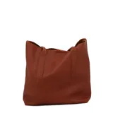 Cartera tipo tote color beige con doble asa de hombro y sobre desmontable con cierre.