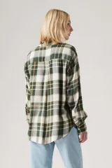 Camisa de franela a cuadros verde, blanco y amarillo, de corte holgado y manga larga.