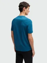 Camiseta color tostado de corte clásico con cuello redondo y logo bordado en el pecho.