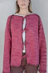 Saco de lana tejido a dos agujas color rosa con detalles bordados en marrón. Corte ancho, medio oversized.