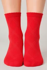 Medias tobilleras de color rojo intenso con diseño de rombos calados en relieve y borde superior festoneado.