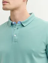 Chomba verde de piqué de algodón con cuello clásico y tapeta de dos botones. Logo bordado en el pecho.