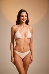 Top de bikini color marfil con textura de panal de abeja, corte triangular y tirantes finos regulables.