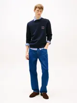 Sweater azul marino de algodón con cuello redondo, puños y bajo acanalados. Logo de Tommy Hilfiger bordado en el pecho.
