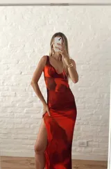 Vestido largo de microtul estampado en tonos naranja y marrón, con escote drapeado, breteles finos y tajo lateral.