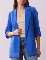 Blazer azul eléctrico de crepe, marca Tahari. Cuello con solapa y abertura central. Largo de manga ¾ regulable con presilla y botón. Delantera con bolsillos y forro interno.