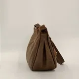 Cartera bandolera marrón de cuero con correa ajustable.
