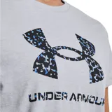 Remera gris de mujer marca Under Armour, de corte clásico y manga corta. Presenta el logo de la marca estampado en el pecho con diseño camuflado en tonos azules y negros.