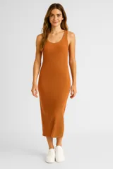 Vestido midi color cobre de tejido de punto acanalado, con breteles anchos y corte ajustado.