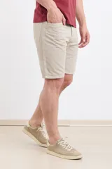 Bermuda verde militar de corte regular con cinco bolsillos, confeccionada en algodón con lavado.