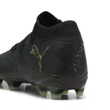 Championes de fútbol Puma Future 8 Ultimate FG, color negro con detalles en verde lima y suela translúcida.