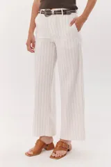 Pantalón de lino a rayas verticales azules y beige, de corte recto y relajado.