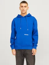 Canguro azul eléctrico con capucha y cordones ajustables, bolsillo tipo canguro y logo estampado en el pecho.