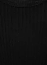 Vestido corto negro de tejido de punto de canalé, con cuello redondo y mangas largas.