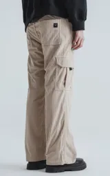 Pantalón cargo de corderoy color beige, de corte recto y calce regular, con seis bolsillos.